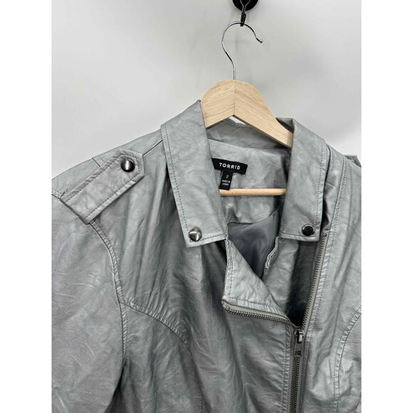 Torrid Silver Faux Leather Asymmetrical Biker Jacket Women Size 2 - Picture 4 of 11